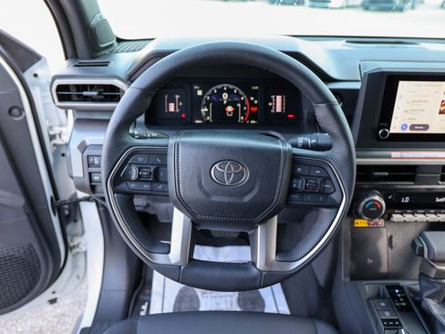Certified 2025 Toyota Tacoma SR5 w/ SR5 Upgrade Package AWD/4WD image 37