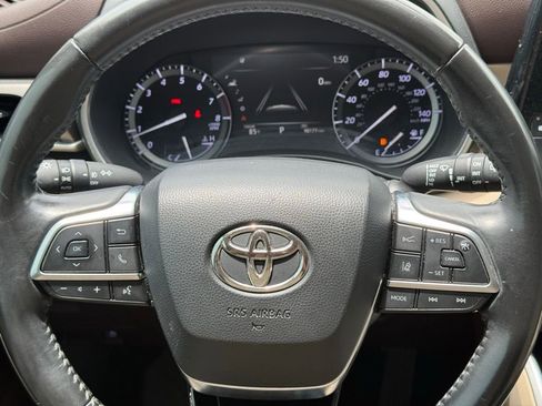 Used 2020 Toyota Highlander XLE FWD image 17