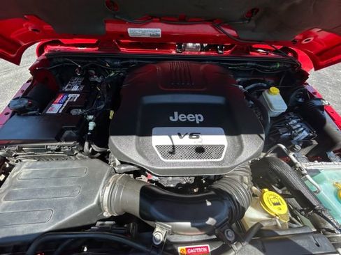 Used 2015 Jeep Wrangler Unlimited Sahara w/ Connectivity Group AWD/4WD image 30