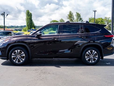 Used 2021 Toyota Highlander XLE AWD/4WD image 12