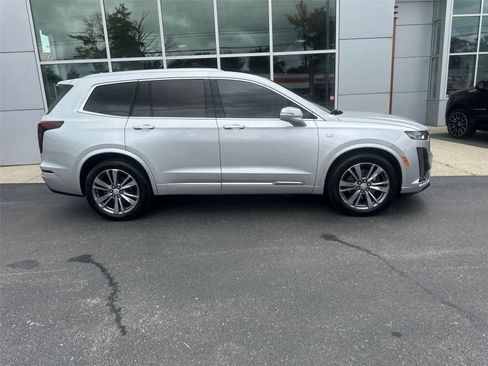 Used 2020 Cadillac XT6 Premium Luxury FWD image 2