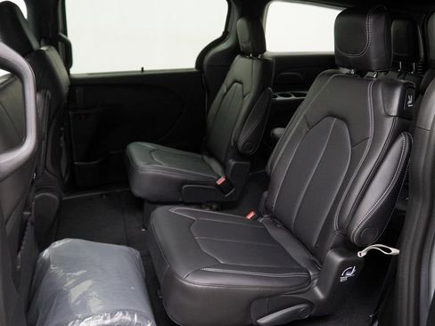 New 2026 Chrysler Pacifica Select image 19
