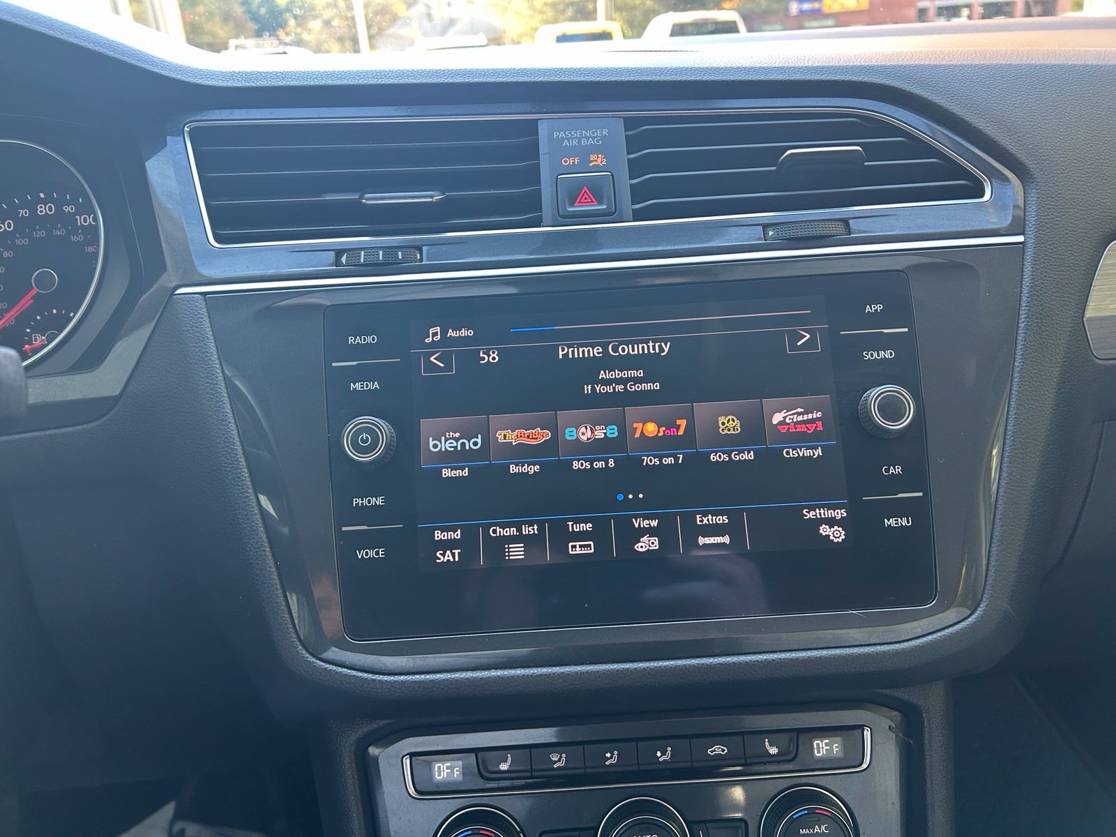Used 2018 Volkswagen Tiguan SE AWD/4WD image 18