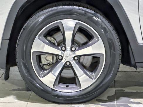 Used 2019 Jeep Cherokee Limited image 11