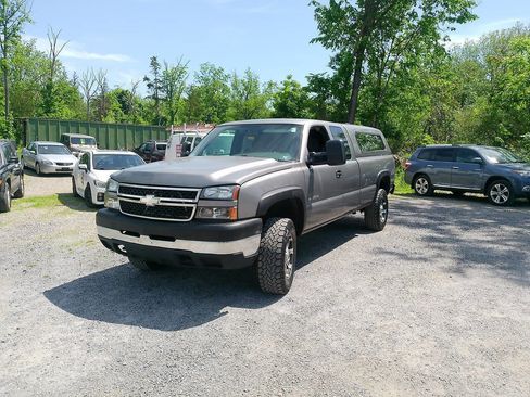 Used 2006 Chevrolet Silverado 2500 W/T w/ Skid Plate Package AWD/4WD image 2