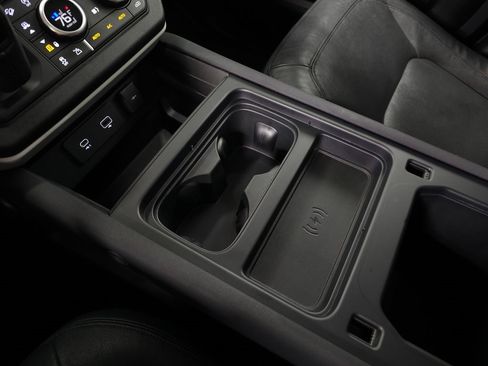 Used 2023 Land Rover Defender 110 SE image 34