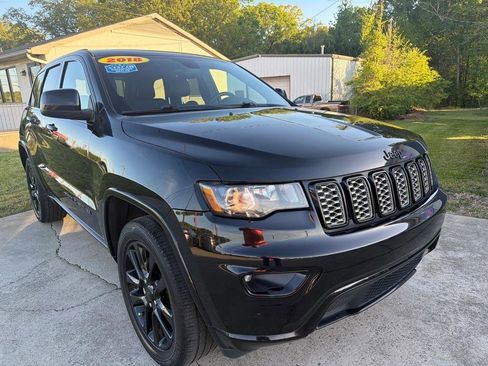 Used 2018 Jeep Grand Cherokee Altitude image 2