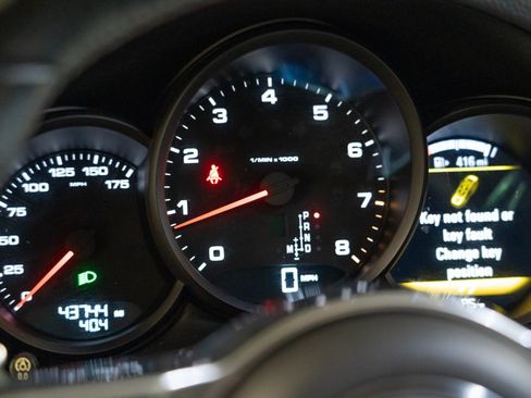 Certified 2018 Porsche Macan AWD/4WD image 19
