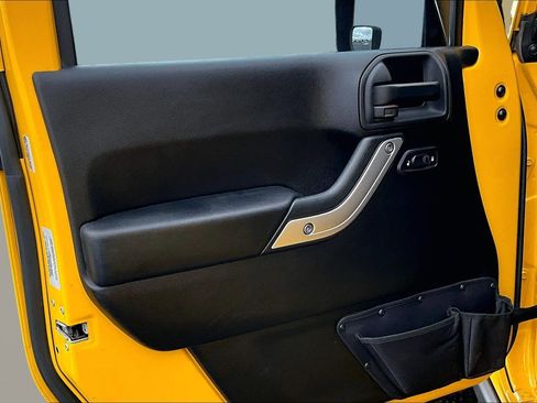 Used 2015 Jeep Wrangler Unlimited Rubicon w/ Connectivity Group image 16