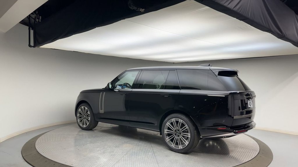 Used 2025 Land Rover Range Rover Long Wheelbase SE AWD/4WD image 6
