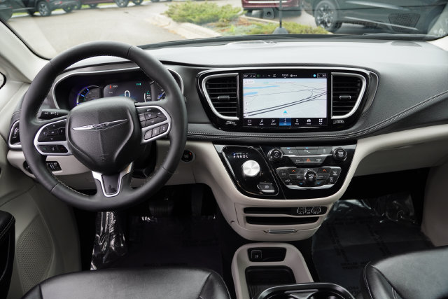 Certified 2024 Chrysler Pacifica Limited FWD image 21