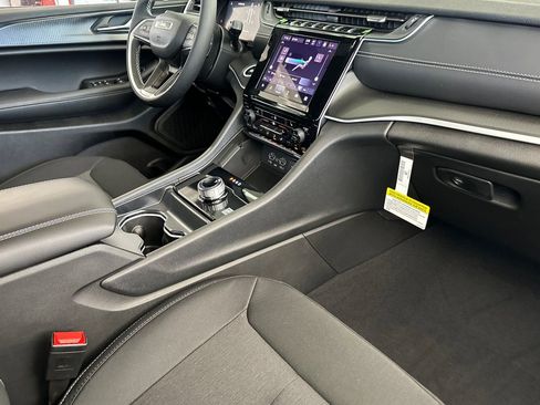 New 2025 Jeep Grand Cherokee Laredo w/ Luxury Tech Group I RWD image 17