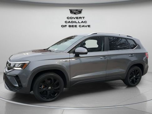 Used 2024 Volkswagen Taos SE w/ Panoramic Sunroof Package image 4