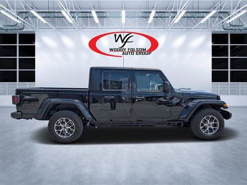 Used 2024 Jeep Gladiator Sport AWD/4WD image 3