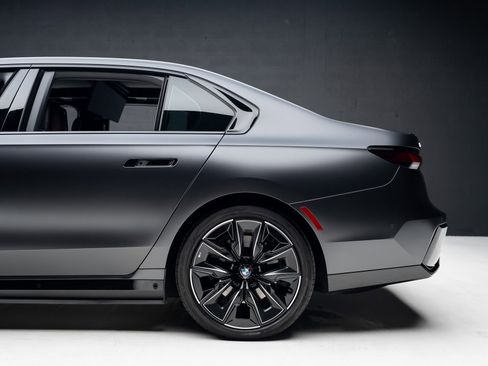 Used 2023 BMW i7 xDrive60 image 19