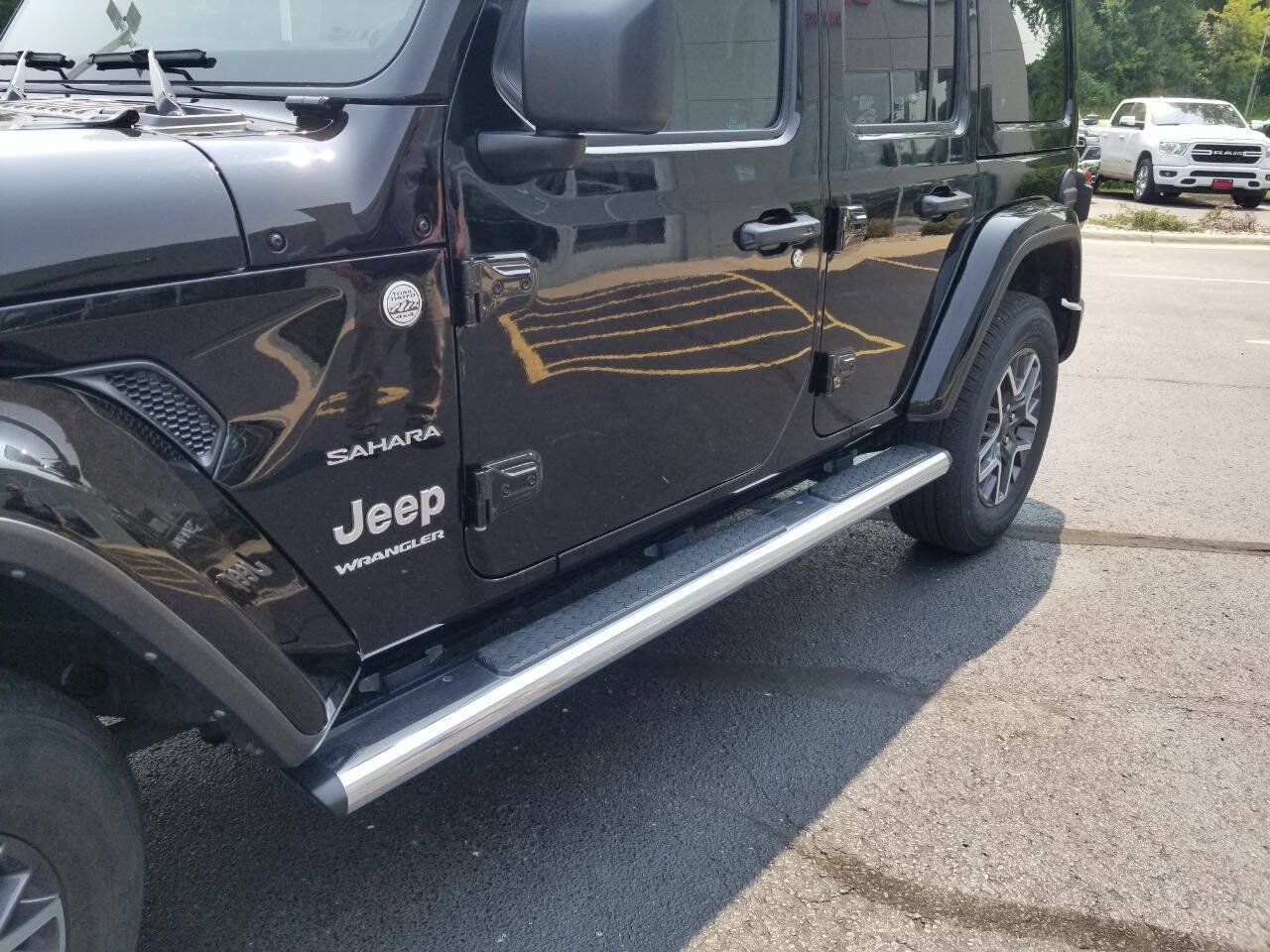 Used 2024 Jeep Wrangler Unlimited Sahara AWD/4WD image 5