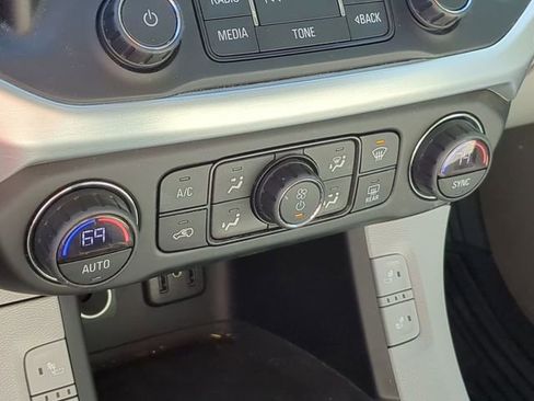 Used 2018 GMC Acadia SLT image 28