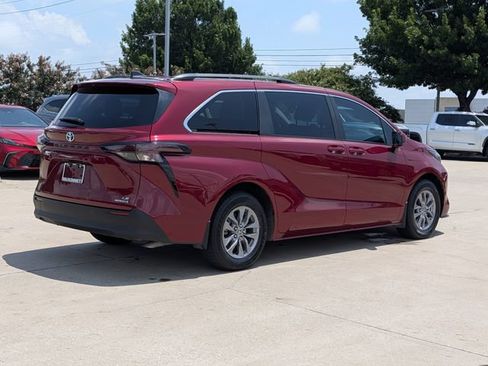 Used 2023 Toyota Sienna LE FWD image 6