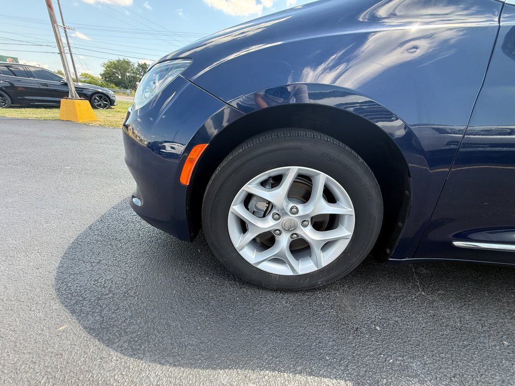 Used 2017 Chrysler Pacifica Touring-L w/ Tire & Wheel Group FWD image 10