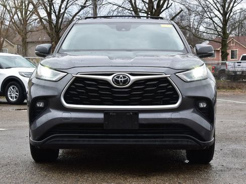 Used 2023 Toyota Highlander LE image 2