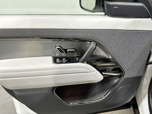Used 2024 Land Rover Range Rover Sport SE image 17
