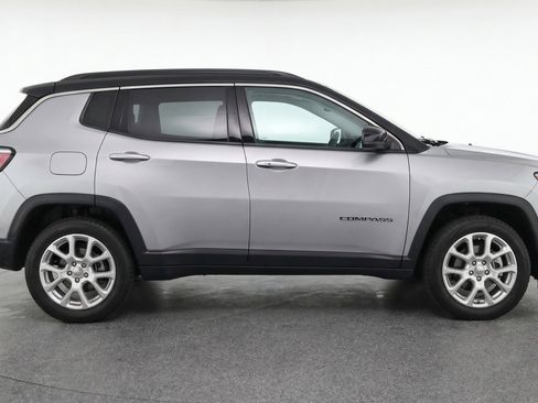 Used 2025 Jeep Compass Limited image 11