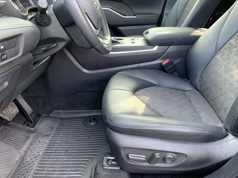 Used 2024 Toyota Highlander XLE image 9