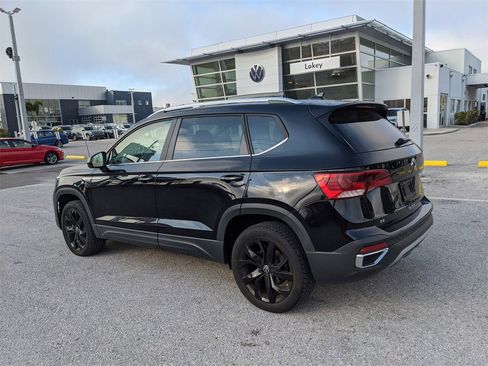 Certified 2023 Volkswagen Taos SE w/ Panoramic Sunroof Package image 3