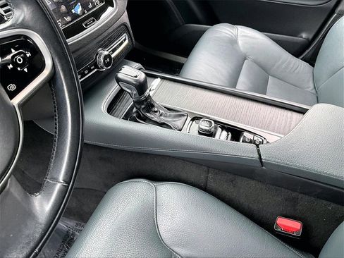 Used 2020 Volvo XC90 T6 Momentum image 12