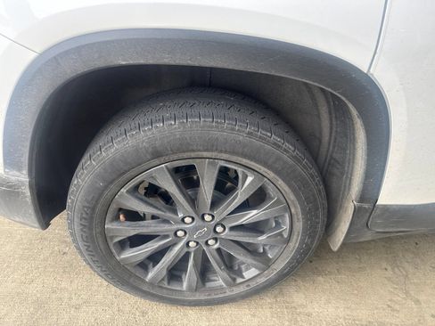 Used 2023 Chevrolet Traverse RS FWD image 16