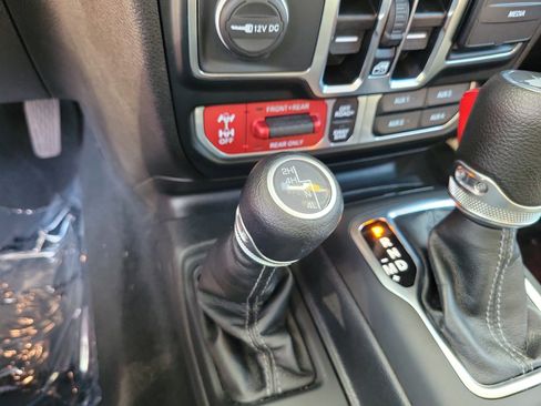 Used 2024 Jeep Wrangler Rubicon image 17