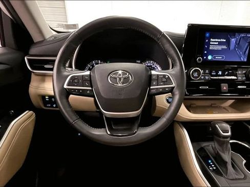 Used 2024 Toyota Highlander XLE AWD/4WD image 6