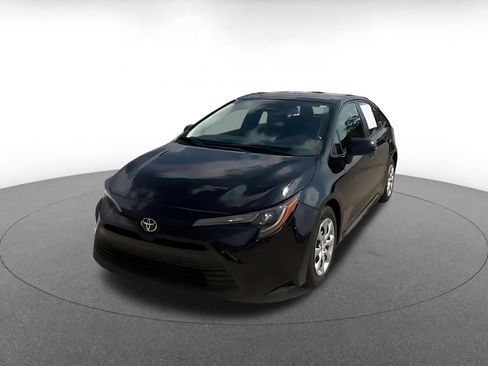 Used 2025 Toyota Corolla LE FWD image 5