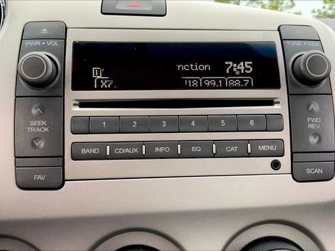 Used 2009 Pontiac Vibe w/ Preferred Package FWD image 33