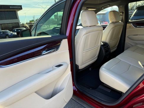 Used 2017 Cadillac XT5 Luxury w/ Driver Awareness Package image 9