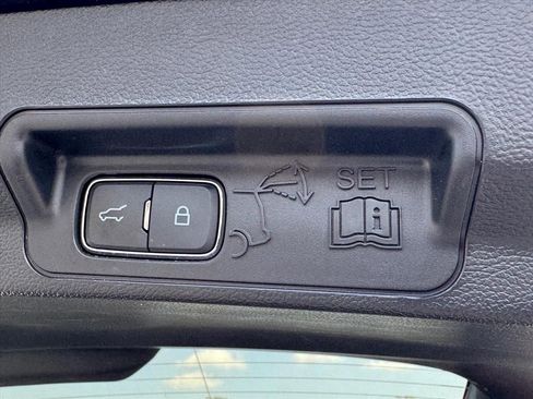 Used 2023 Ford Explorer XLT image 11