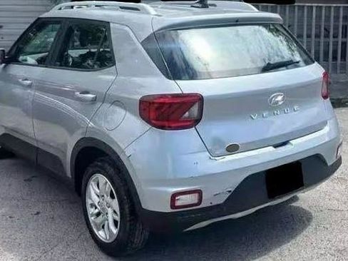 Used 2020 Hyundai Venue SEL FWD image 5
