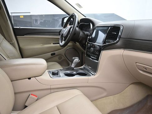 Used 2020 Jeep Grand Cherokee Overland AWD/4WD image 26