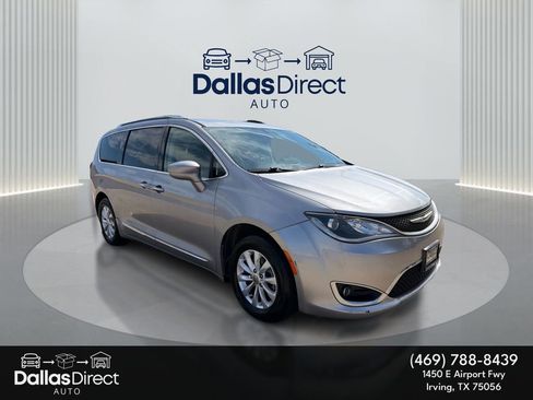 Used 2018 Chrysler Pacifica Touring-L FWD image 2
