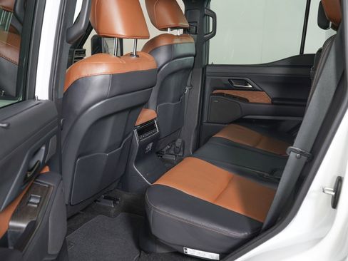 Used 2024 Lexus GX 550 w/ Accessory Package (2T) image 15