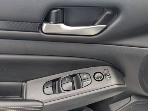 Used 2025 Nissan Altima 2.5 SV FWD image 13
