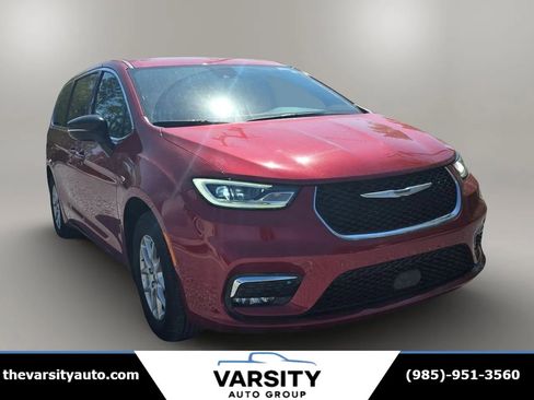 Used 2025 Chrysler Pacifica Select FWD image 11
