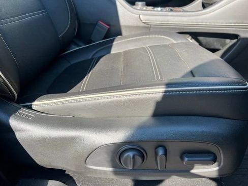 Used 2020 GMC Acadia Denali w/ Technology Package FWD image 12