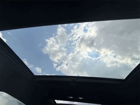 Used 2023 Buick Enclave Essence image 18