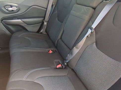 Used 2019 Jeep Cherokee Latitude w/ Popular Appearance Group image 18