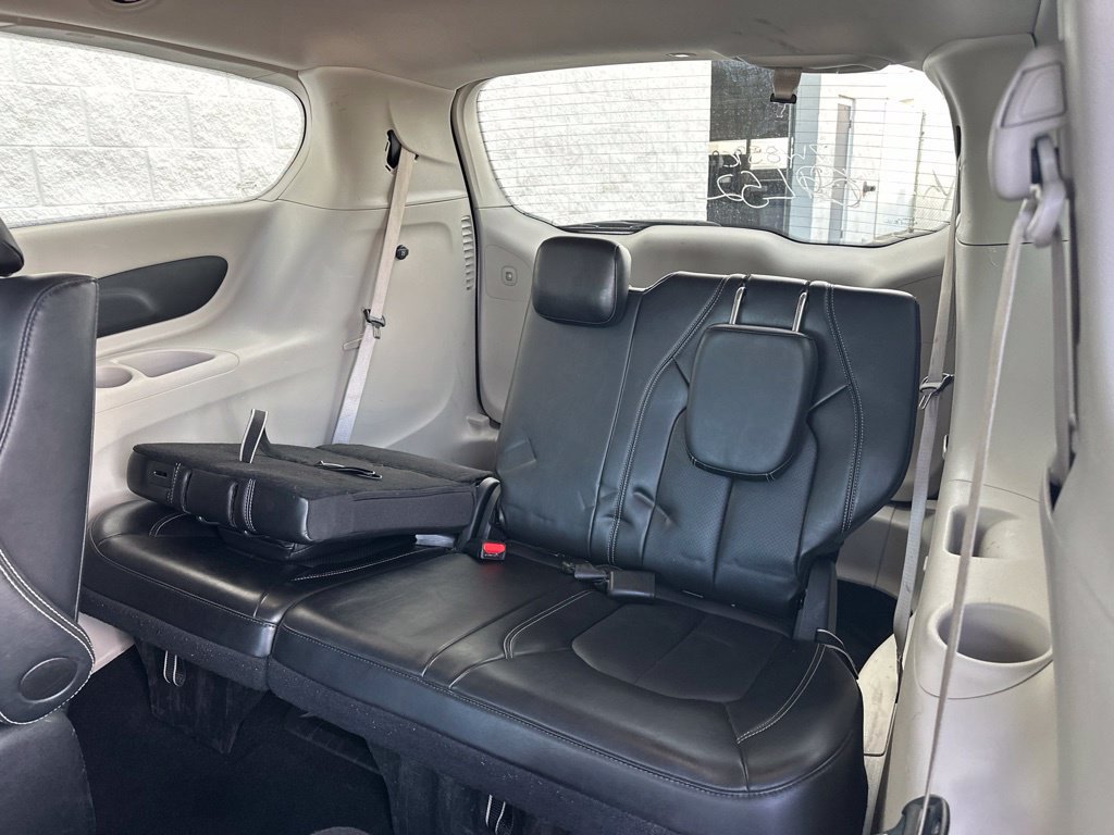 Used 2024 Chrysler Pacifica Limited FWD image 3