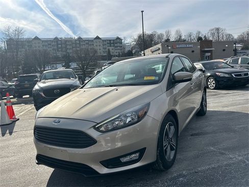 Used 2018 Ford Focus SE w/ SE Appearance Package image 5