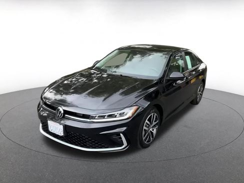 Used 2025 Volkswagen Jetta SE image 8