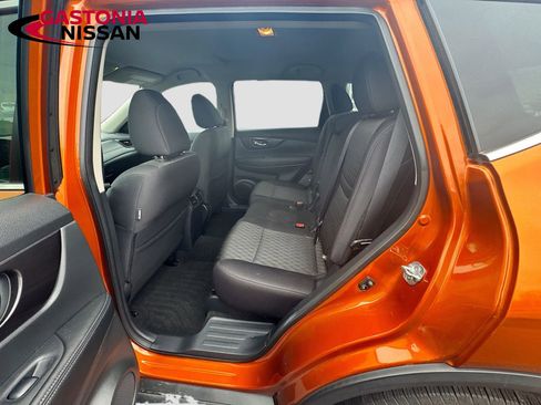 Used 2018 Nissan Rogue SV w/ Premium Package image 32