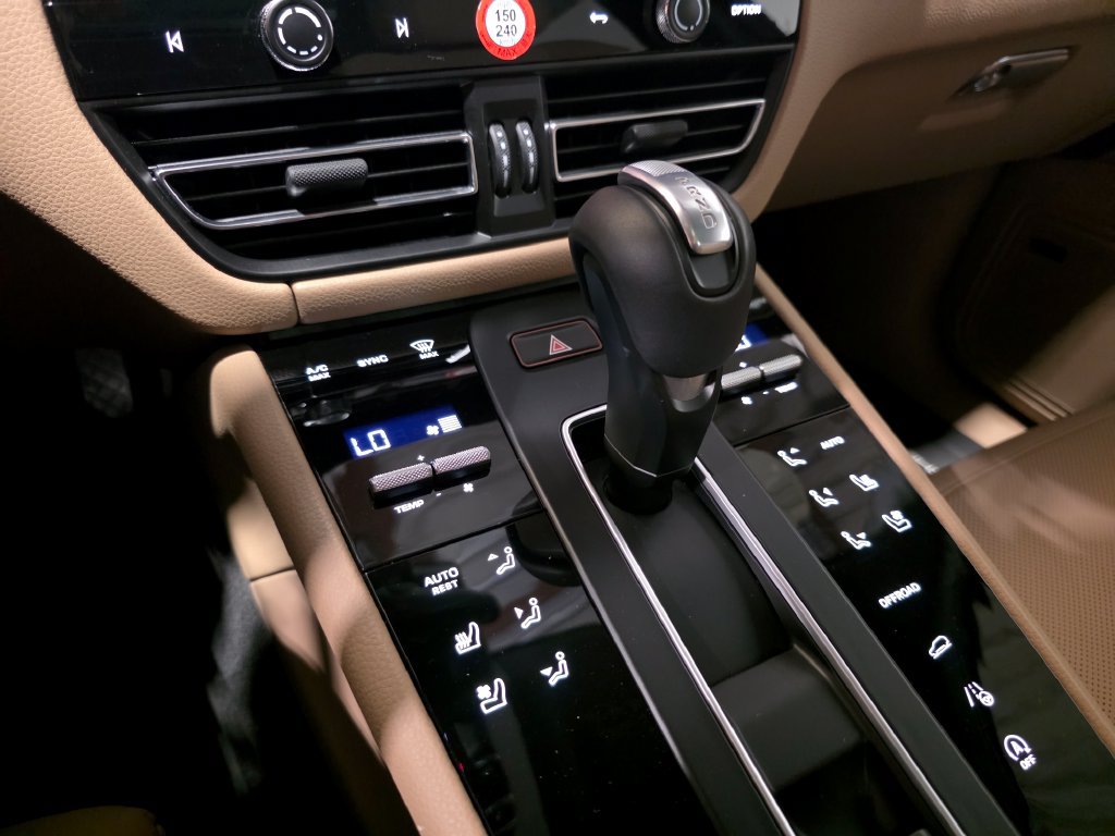 Certified 2026 Porsche Macan AWD/4WD image 26